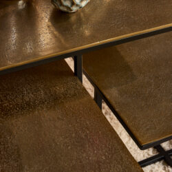 Elegante eettafel met een robuuste, metalen frame en een unieke, aarde-tonen afwerking die een warme sfeer in elke eetkamer creëert. Perfect voor moderne en industriële interieurstijlen.