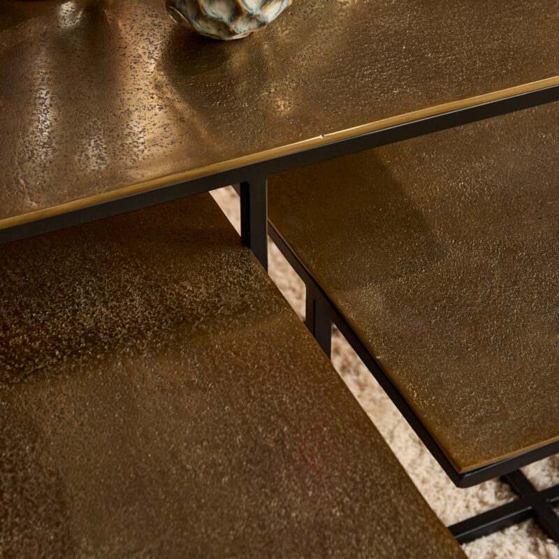 Elegante eettafel met een robuuste, metalen frame en een unieke, aarde-tonen afwerking die een warme sfeer in elke eetkamer creëert. Perfect voor moderne en industriële interieurstijlen.