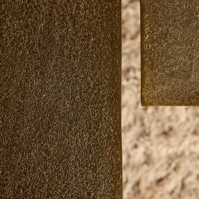 Elegant houten meubelafwerking met een rijke, rustieke textuur en warme bruintinten, perfect voor maatwerk keukens, tafelbladen en interieurprojecten van Mocana Meubelen.