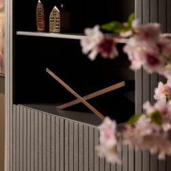 Elegante houten buffetkast met wanddecoratie, in een moderne woonkamer, synergie van design en functionaliteit, optimale opbergruimte, perfect voor een stijlvolle woonstijl.