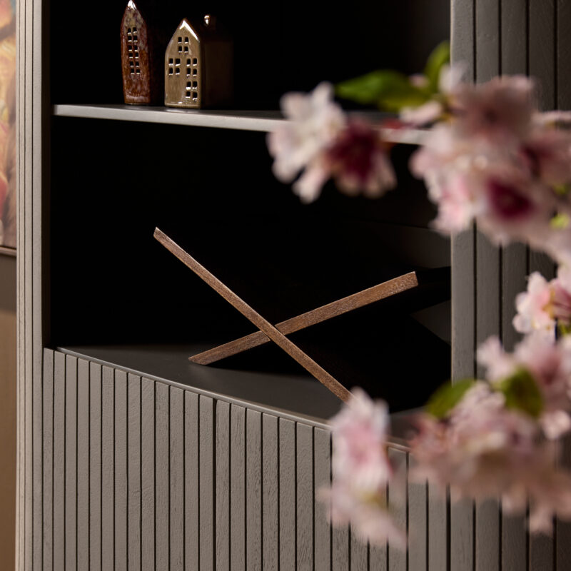 Elegante houten buffetkast met wanddecoratie, in een moderne woonkamer, synergie van design en functionaliteit, optimale opbergruimte, perfect voor een stijlvolle woonstijl.