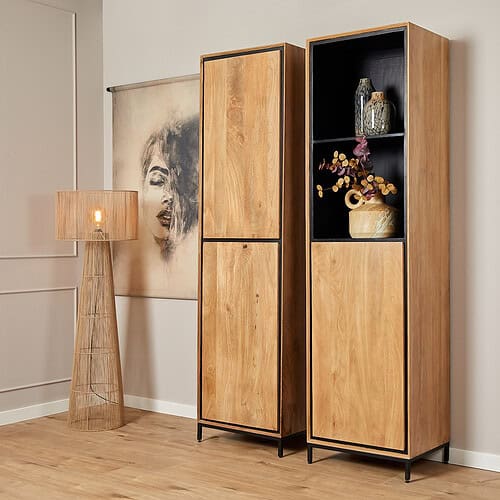 Elegante houten meubelstukken van Mokana Meubelen met een moderne industriële uitstraling, perfect voor een stijlvolle woonkamer of kantoor.