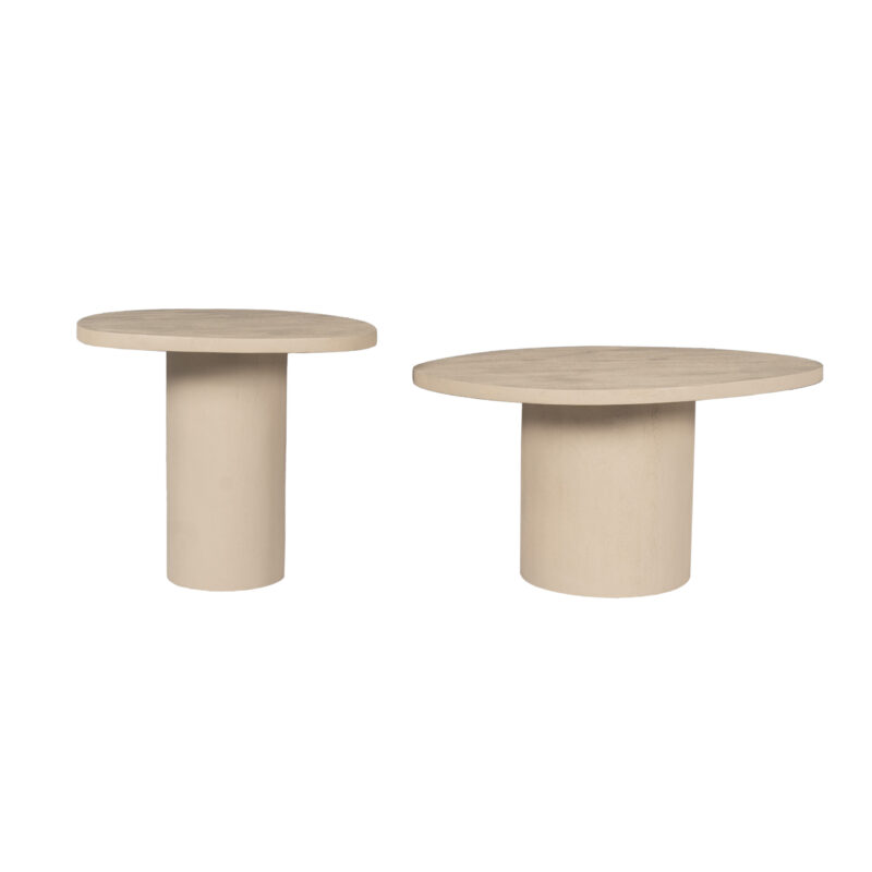 Strakke, modern houten bijzettafels met ronde blad en cilindrische pootjes, perfect voor een Scandinavisch interieur. Tijdloze meubelstukken voor in woonkamer of slaapkamer.