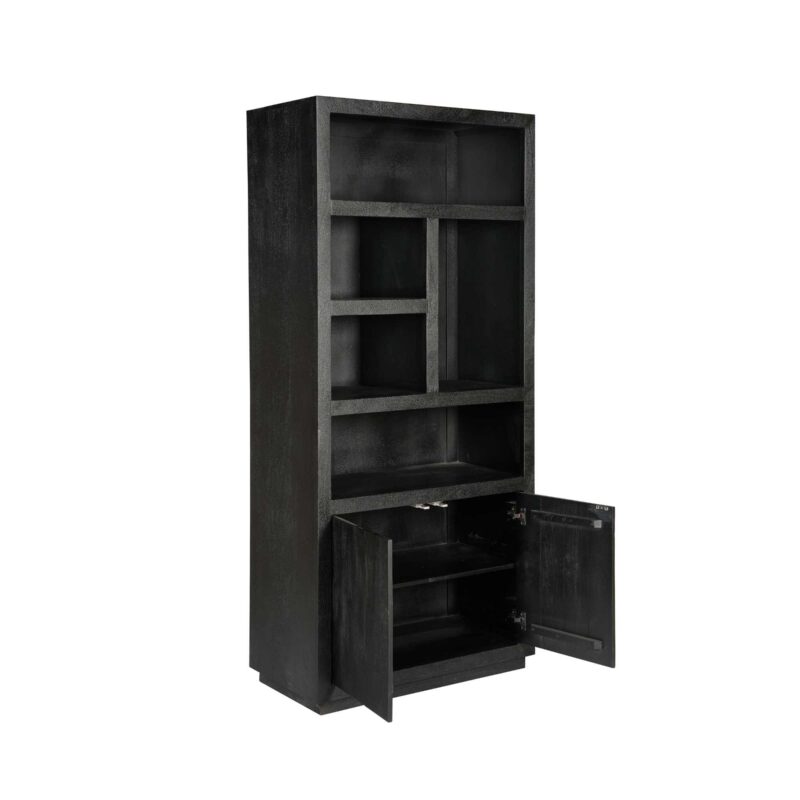 Zwarte houten boekenkast met open vakken en onderkast voor extra opbergruimte, modern design perfect voor woonkamer of kantoor.