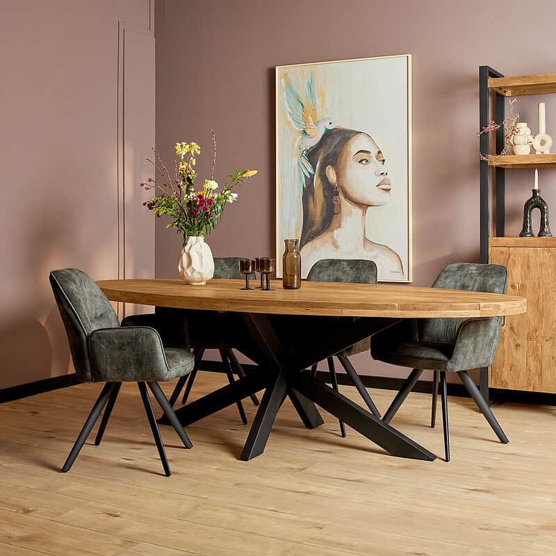 Unieke Massieve Eiken Eettafel met Zwart Onderstel, 6 Comfortabele Velvet Stoelen, Moderne Woonkamer met Kunst aan de Muur, Decoratieve Vazen, Perfect voor een stijlvolle eetkamer of woonruimte.