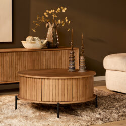 Elegante ronde houten salontafel met verticale latten afwerking en zwart metalen poten, perfect voor een modern interieur.