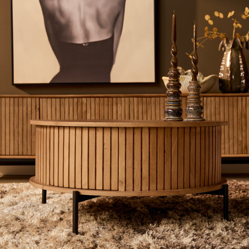 Massief houten salontafel met slanke metalen poten, modern design en duurzame afwerking, perfect voor woonkamer of lounge.