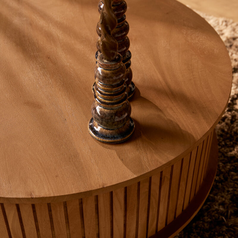 Klus houten salontafel met ronde vorm en gestikte details, elegante uitstraling en natuurlijke afwerking, perfect voor een warme woonstijl.