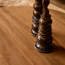 Elegante houten meubelstukken met een donkerbruine, glanzende afwerking, perfect voor een rustiek of modern interieur. Volledig handgemaakt door Mokana Meubelen voor kwaliteit en design.