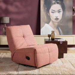 Zithoek in woonkamer met roze relaxfauteuil, stijlvolle woonaccessoires, moderne kunstwerk.