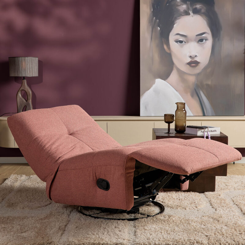1. Design relaxfauteuil met verstelbare rugleuning, modern meubelstuk in roze stof, perfect voor ontspanning en comfort in stijlvolle woonkamer.