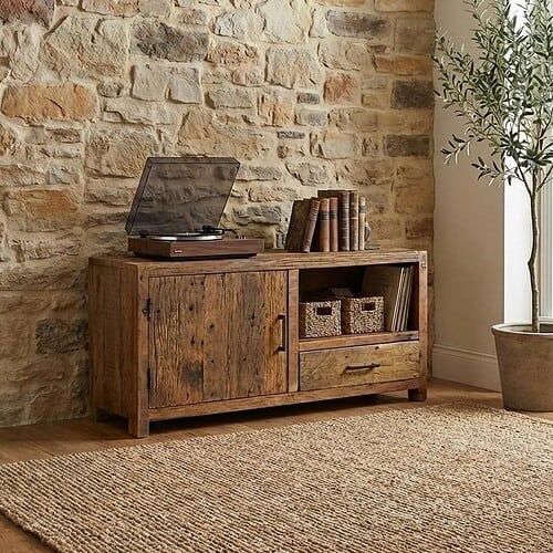 - Mooie landelijke houten tv-meubel met opbergruimte, perfect voor een warme interieurstijl.