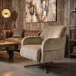 Luxe fauteuil met zachte beige bekleding in modern industrieel interieur van Mokana Meubelen.