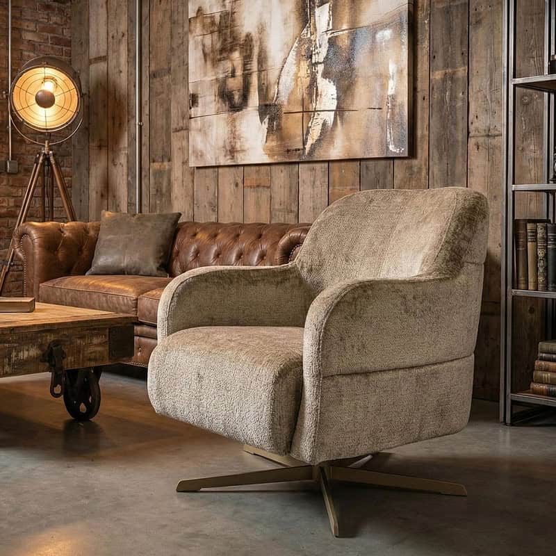 Luxe fauteuil met zachte beige bekleding in modern industrieel interieur van Mokana Meubelen.