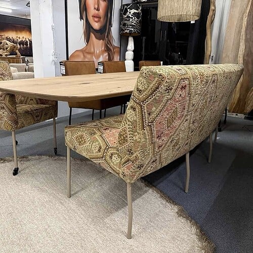 img_2868 1. Comfortabele vintage bohemien gestoffeerde eetbank met sierlijke beige poten, perfect voor elk interieur.