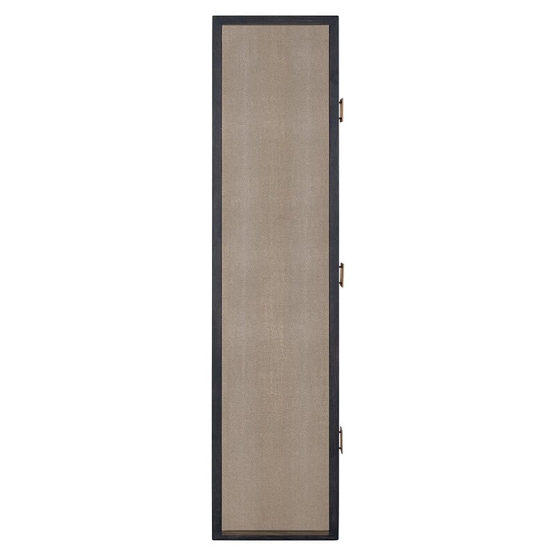 Strak design van een lange, beige stoffen kledingkast met een zwart houten frame en goudkleurige handvatten voor een stijlvolle slaapkamer.