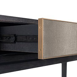 Strakke close-up van een meubelstuk met combinatie van donker hout en metallic details, benadrukt vakmanschap en modern design bij Mokana Meubelen.