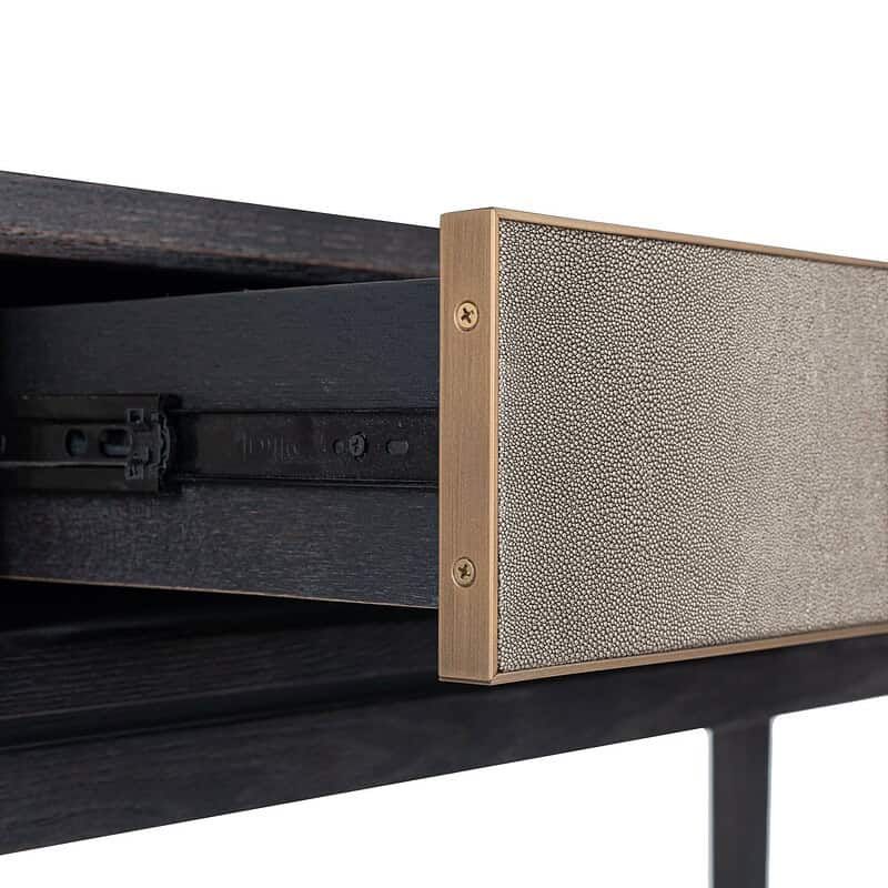 Strakke close-up van een meubelstuk met combinatie van donker hout en metallic details, benadrukt vakmanschap en modern design bij Mokana Meubelen.