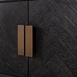 Elegante zwart houten meubel met diagonale houtnerf en opvallende houten deurknoppen, perfect voor moderne interieurstijl en hoogwaardige maatwerkmeubels.