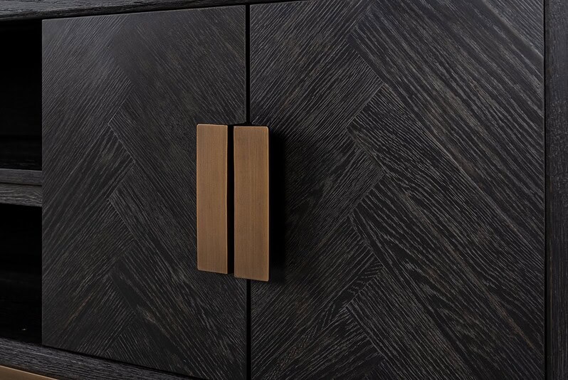 Elegante zwart houten meubel met diagonale houtnerf en opvallende houten deurknoppen, perfect voor moderne interieurstijl en hoogwaardige maatwerkmeubels.