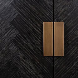 Minimalistisch houten kastdeur met zwarte fineerafwerking en messing handgrepen, stijlvolle en moderne meubels van Mokana Meubelen.