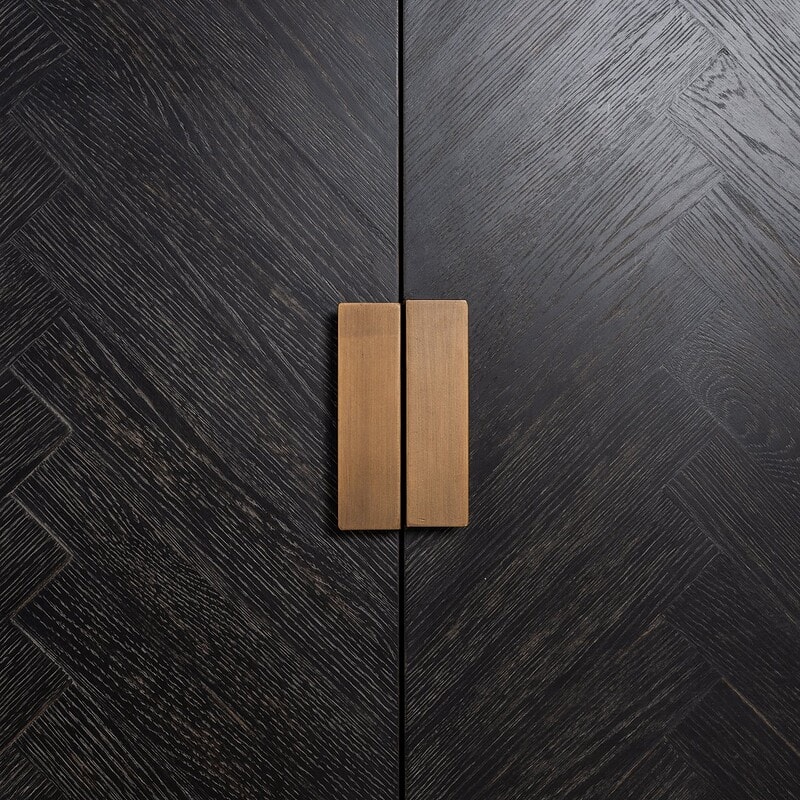Houten meubeldeur met donker fineer afwerking en moderne ontworpen handgrepen, perfect voor maatwerk meubels en interieurdesigns.