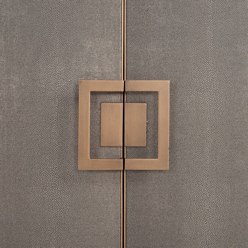 Elegante Mokana meubeldeur met donker granieten patroon en uniek handvat design, perfect voor moderne interieurs.