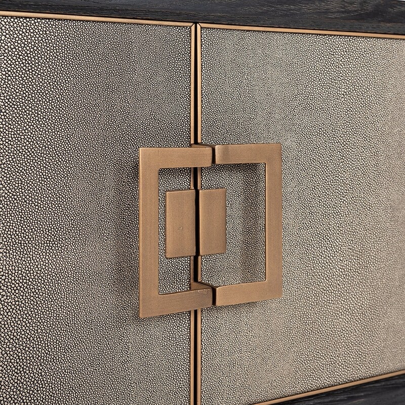 Elegante gouden meubelknop op textured zwart en goud kast, handgemaakt door Mokana Meubelen, perfect voor exclusieve interieuraccenten en maatwerk meubel projecten.