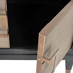 Hoogwaardige houten meubel met luxe afwerking en details, perfect voor moderne interieurdecoratie.