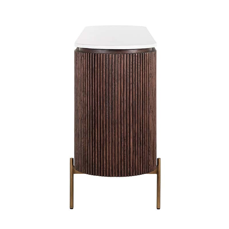 Elegante houten ladenkast met gestreepte afwerking, hoogwaardige materialen en moderne uitstraling, perfect voor een stijlvolle interieurdecoratie.