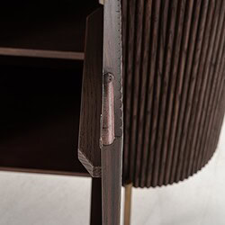 Vintage houten meubel met gedetailleerde afwerking en natuurlijke afwerking van donker hout. Perfect voor een moderne of traditionele interieurstijl, met hoogwaardige afwerking en ambachtelijke details.