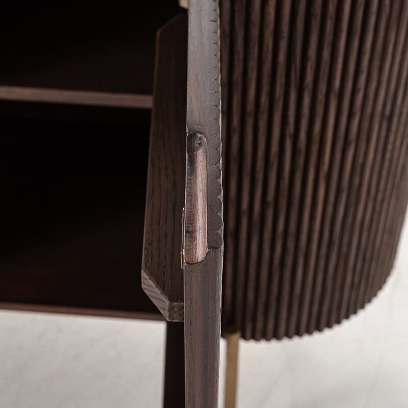 Vintage houten meubel met gedetailleerde afwerking en natuurlijke afwerking van donker hout. Perfect voor een moderne of traditionele interieurstijl, met hoogwaardige afwerking en ambachtelijke details.