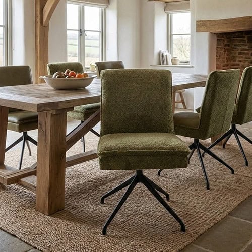 Eetkamerstoel Jared | Heb je wel eens door de ramen naar prachtig ingerichte woonkamers in Nederland gekeken? Een salontafel versierd met bloemen staat voor een gezellige en aantrekkelijke bank, daarachter zie je een eettafel voor gezellige bijeenkomsten en in de vensterbank staan smaakvolle vazen. Sfeervolle eettafel met vintage houten tafel en groene stoffen eetkamerstoelen, landelijke uitstraling, natuurlijke materialen, ideaal voor een warme huiselijke sfeer.