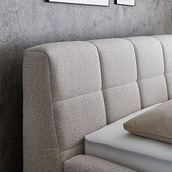 Zachte beige stoffen afgeronde bedrand met moderne design voor slaapkamermeubels.