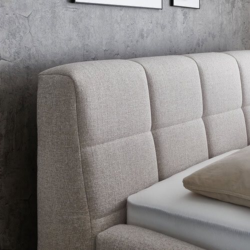 Zachte beige stoffen afgeronde bedrand met moderne design voor slaapkamermeubels.