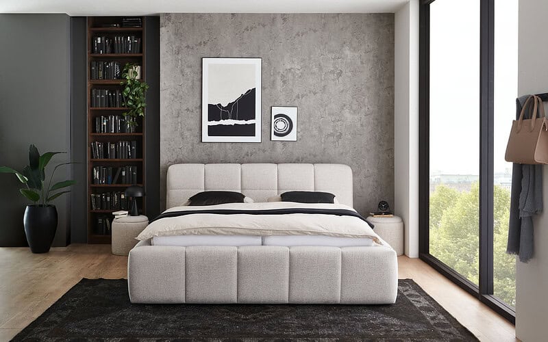 Elegante slaapkamer met op maat gemaakte Mokana meubelen, sober design, comfortabele bedbank, gecombineerd met industrieel betonwand decor, grote ramen voor natuurlijk licht, modern interieur.