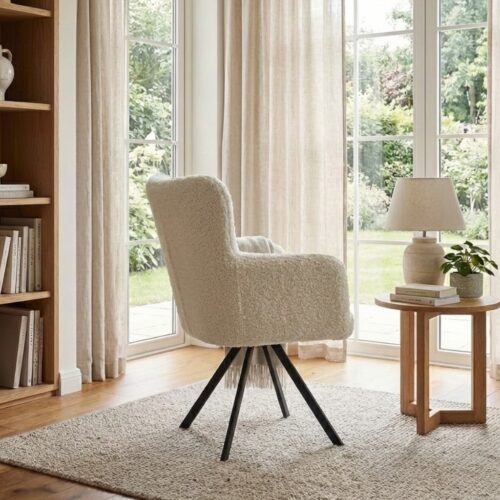 Sade he design 2 | Heb je wel eens door de ramen naar prachtig ingerichte woonkamers in Nederland gekeken? Een salontafel versierd met bloemen staat voor een gezellige en aantrekkelijke bank, daarachter zie je een eettafel voor gezellige bijeenkomsten en in de vensterbank staan smaakvolle vazen. Sade he design 2