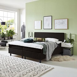 Luxe Mokana slaapkamer met modern bed, comfortabele dekens en stijlvolle decoratie in een lichte, gezellige ruimte met groen accentmuur.