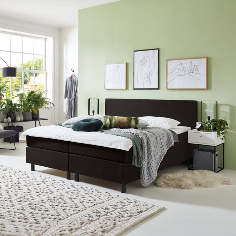 Luxe Mokana slaapkamer met modern bed, comfortabele dekens en stijlvolle decoratie in een lichte, gezellige ruimte met groen accentmuur.