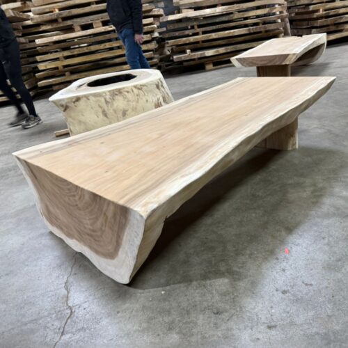 Waterval Suar 180x100 salon | Heb je wel eens door de ramen naar prachtig ingerichte woonkamers in Nederland gekeken? Een salontafel versierd met bloemen staat voor een gezellige en aantrekkelijke bank, daarachter zie je een eettafel voor gezellige bijeenkomsten en in de vensterbank staan smaakvolle vazen. Meubelwinkel Nederland | Waterval Suar 180x100 salon