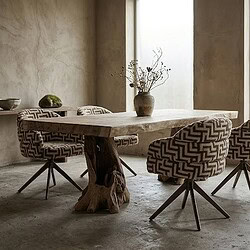 Robuuste boomstamtafel van suarhout met natuurlijke wortelpoot, perfect voor een moderne eetkamer of vergaderruimte. Handgemaakt en uniek, benadrukt natuurlijke houtstructuur.