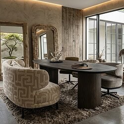 Een stijlvolle eettafel Nout van massief eikenhout, perfect voor elke eetkamer, verkrijgbaar in meer dan 30 kleuren en onderstellen voor een persoonlijke touch.