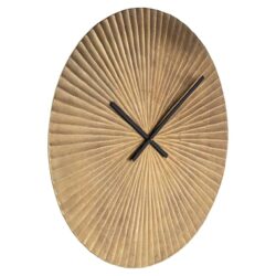 Mace gold klok in interieur, strakke lijnen en minimalistisch ontwerp