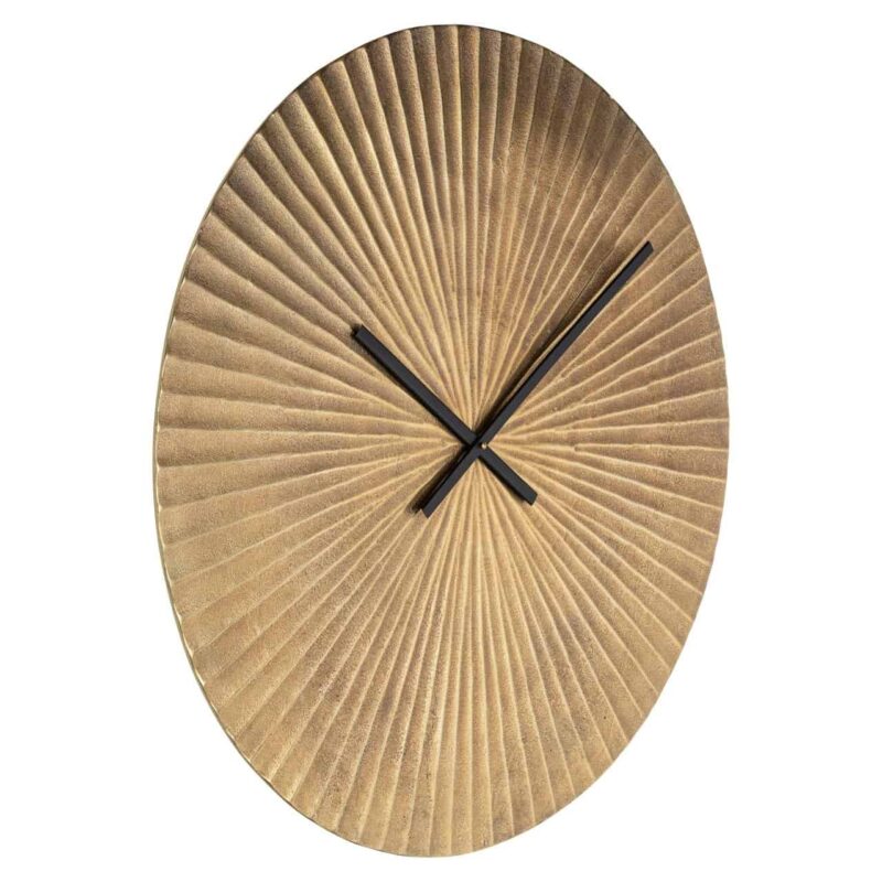 Mace gold klok in interieur, strakke lijnen en minimalistisch ontwerp