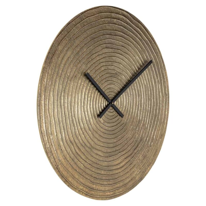 Klok Roan gold in interieur, op tafel met andere decoratieve objecten