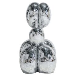 Zilveren hond met spiegeloppervlak in interieur setting