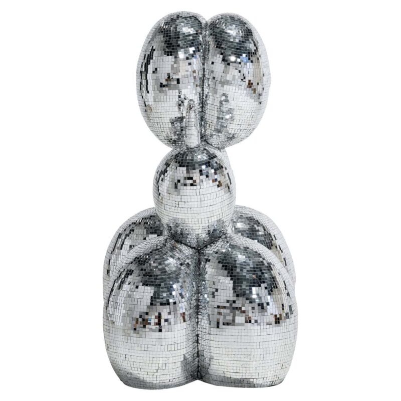 Zilveren hond met spiegeloppervlak in interieur setting