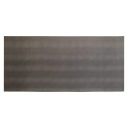 Eettafel in een moderne eetruimte met licht houten meubilair