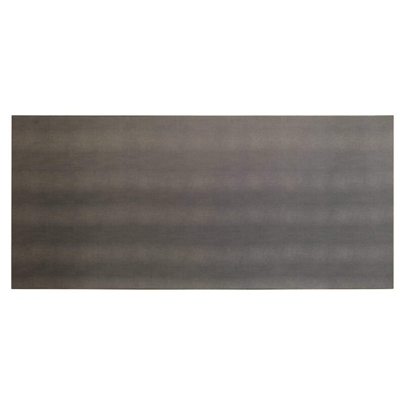 Eettafel in een moderne eetruimte met licht houten meubilair