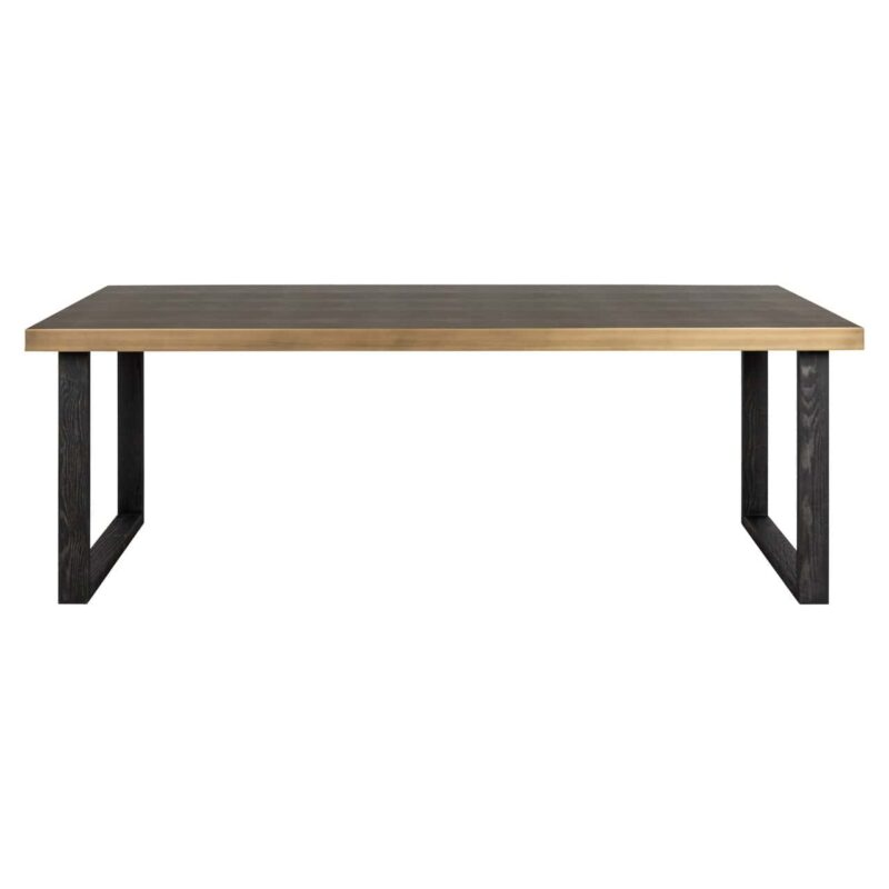 Eettafel met verschillende perspectieven en hoeken